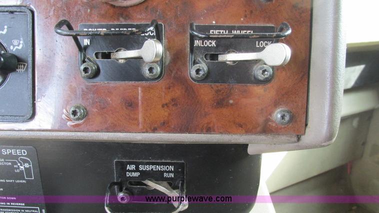 image for item L5269 2005 International 9400i semi truck