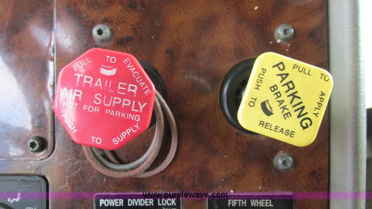 image for item L5269 2005 International 9400i semi truck