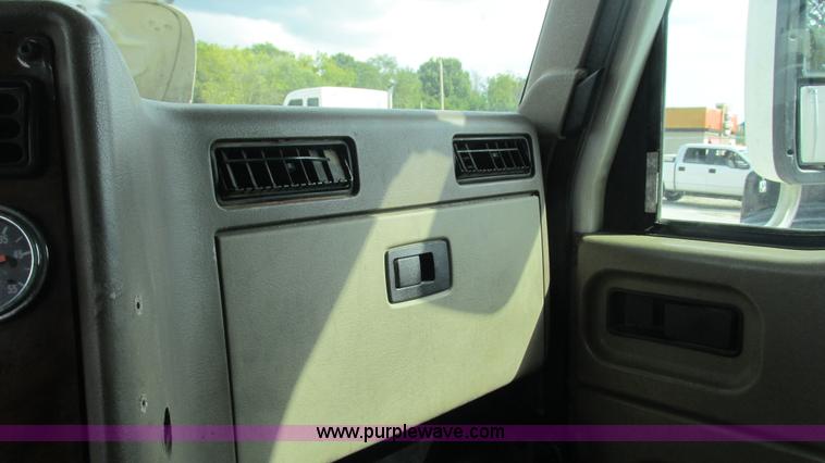 image for item L5269 2005 International 9400i semi truck