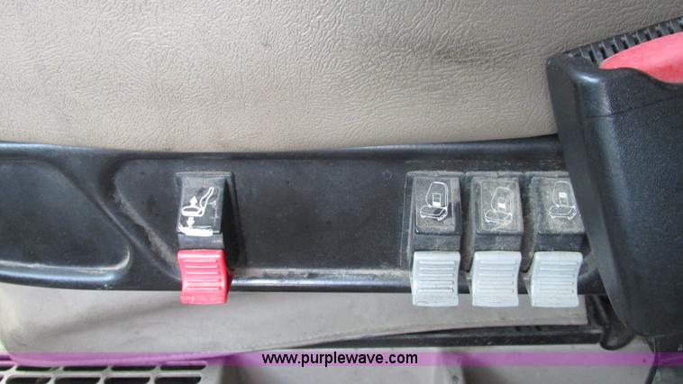 image for item L5269 2005 International 9400i semi truck