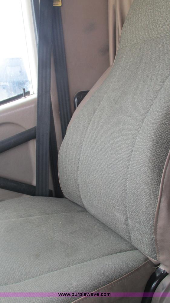 image for item L5269 2005 International 9400i semi truck