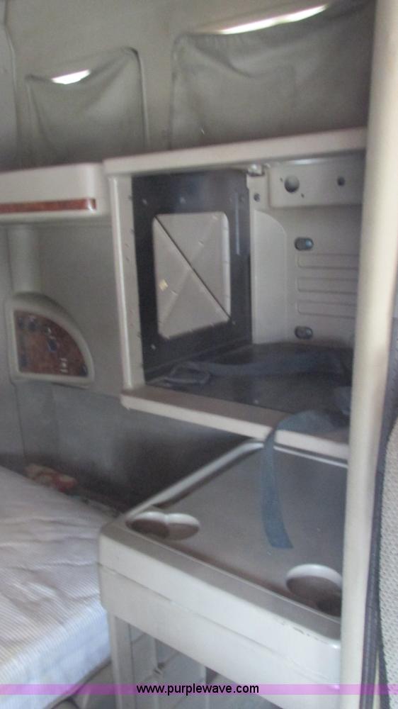 image for item L5269 2005 International 9400i semi truck