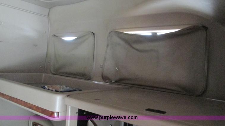 image for item L5269 2005 International 9400i semi truck