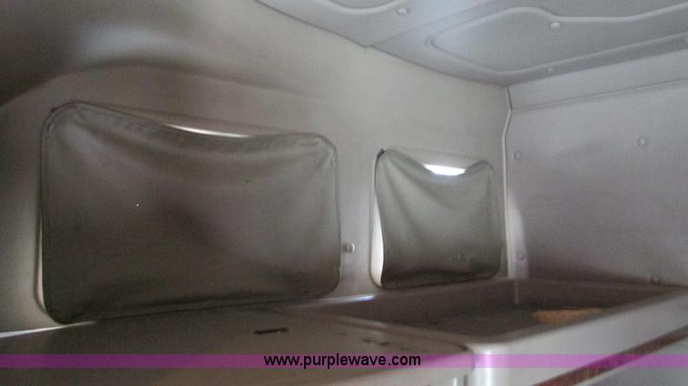 image for item L5269 2005 International 9400i semi truck