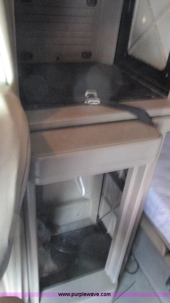 image for item L5269 2005 International 9400i semi truck