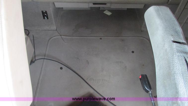 image for item L5269 2005 International 9400i semi truck