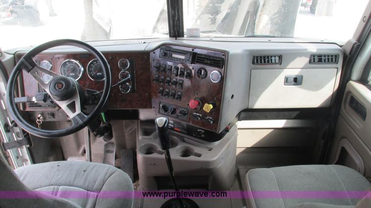 image for item L5269 2005 International 9400i semi truck