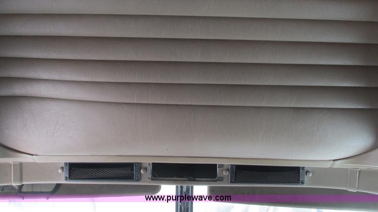 image for item L5269 2005 International 9400i semi truck