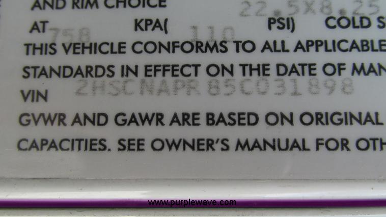 image for item L5269 2005 International 9400i semi truck