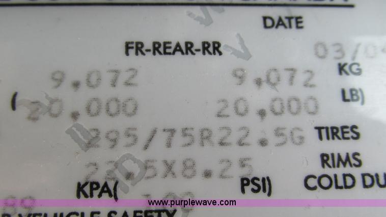 image for item L5269 2005 International 9400i semi truck