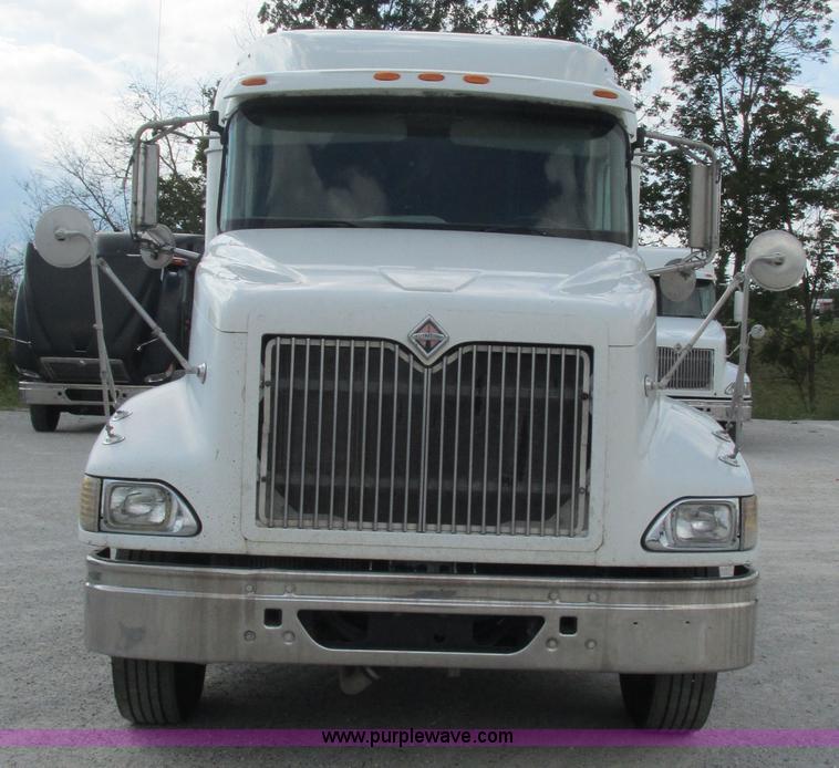 image for item L5270 2006 International 9400i semi truck
