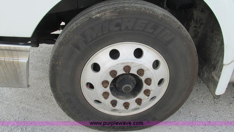 image for item L5270 2006 International 9400i semi truck