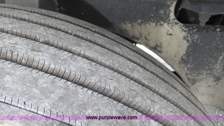 image for item L5270 2006 International 9400i semi truck