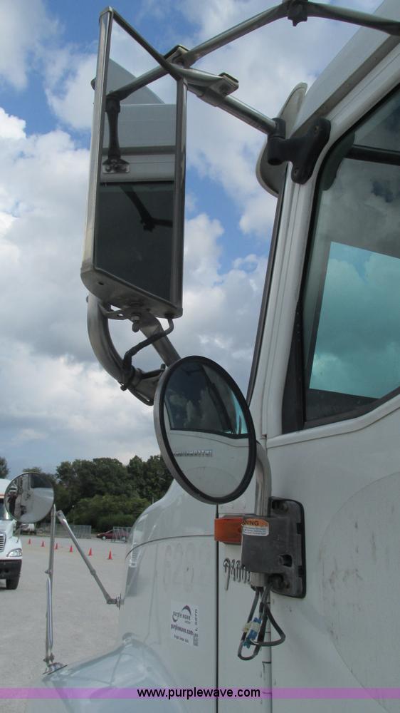 image for item L5270 2006 International 9400i semi truck