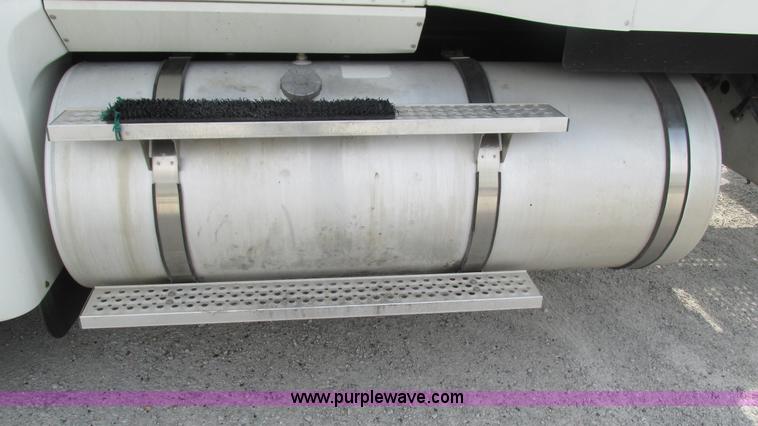 image for item L5270 2006 International 9400i semi truck