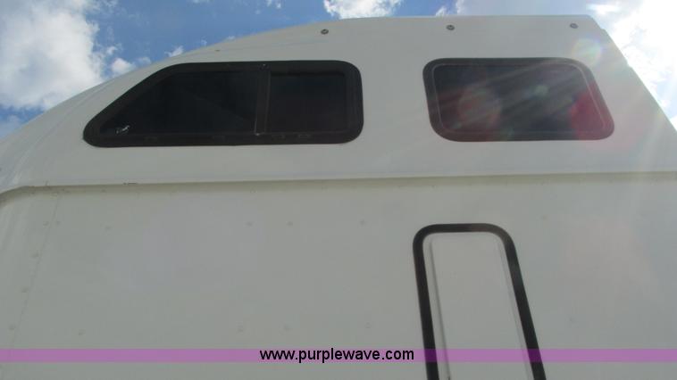 image for item L5270 2006 International 9400i semi truck