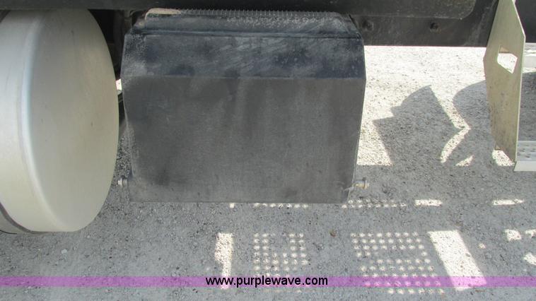 image for item L5270 2006 International 9400i semi truck