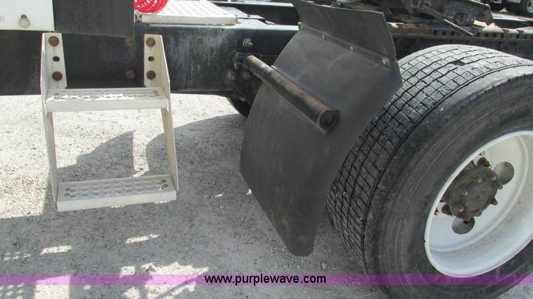 image for item L5270 2006 International 9400i semi truck