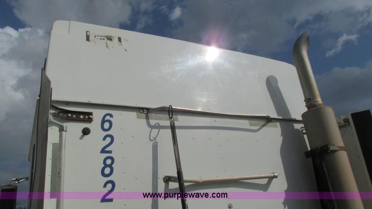 image for item L5270 2006 International 9400i semi truck