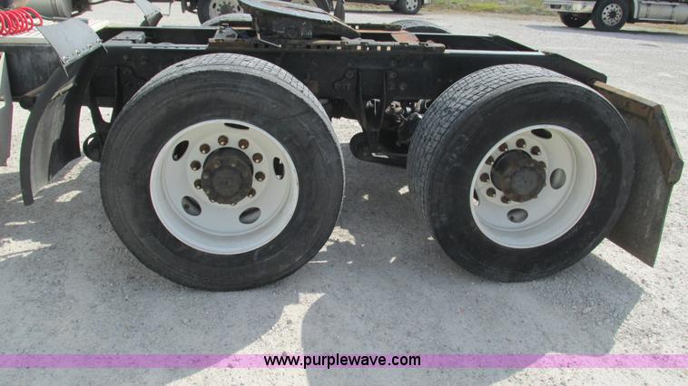 image for item L5270 2006 International 9400i semi truck