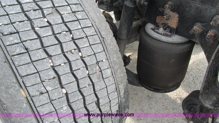 image for item L5270 2006 International 9400i semi truck