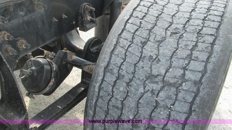 image for item L5270 2006 International 9400i semi truck