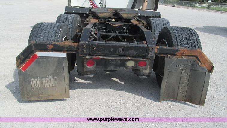 image for item L5270 2006 International 9400i semi truck