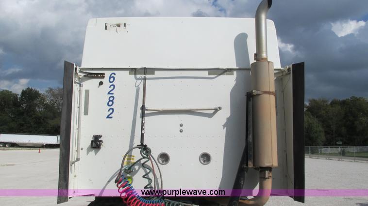 image for item L5270 2006 International 9400i semi truck