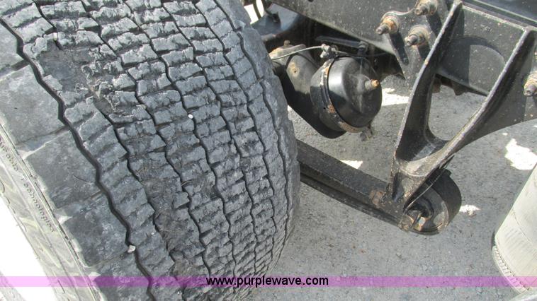 image for item L5270 2006 International 9400i semi truck