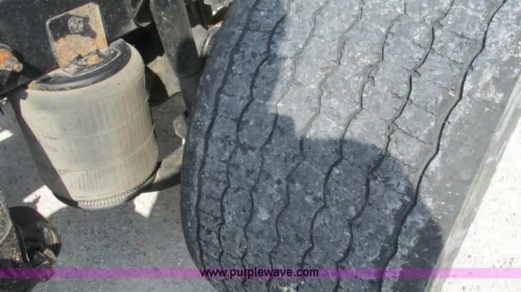 image for item L5270 2006 International 9400i semi truck