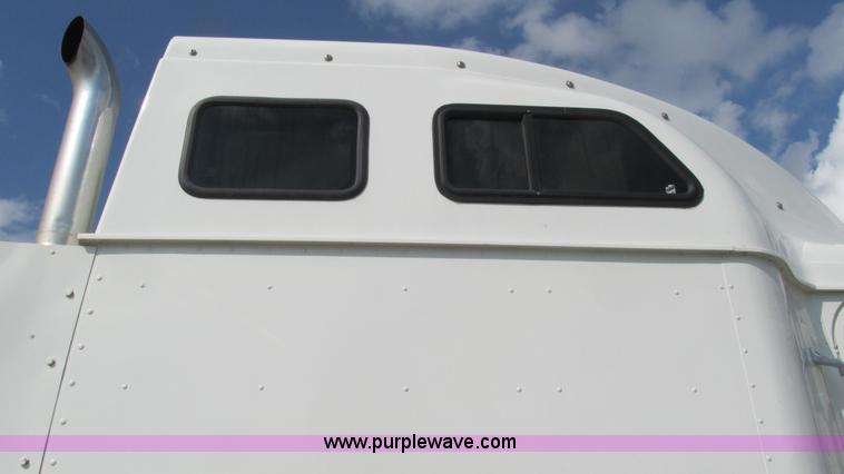 image for item L5270 2006 International 9400i semi truck