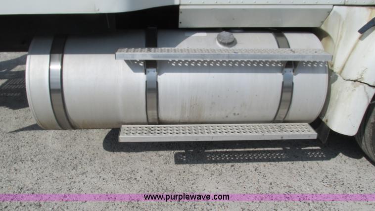 image for item L5270 2006 International 9400i semi truck