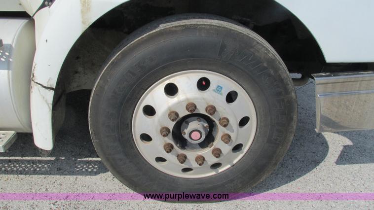 image for item L5270 2006 International 9400i semi truck