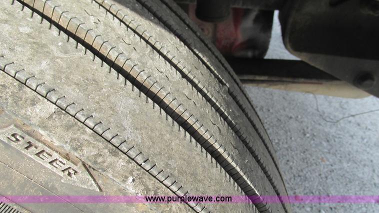 image for item L5270 2006 International 9400i semi truck