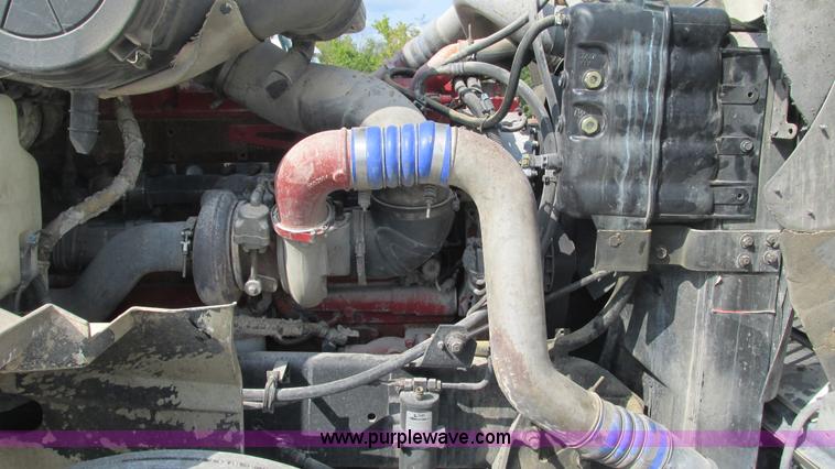 image for item L5270 2006 International 9400i semi truck