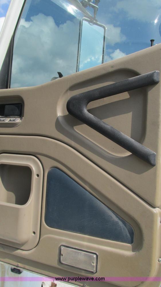 image for item L5270 2006 International 9400i semi truck