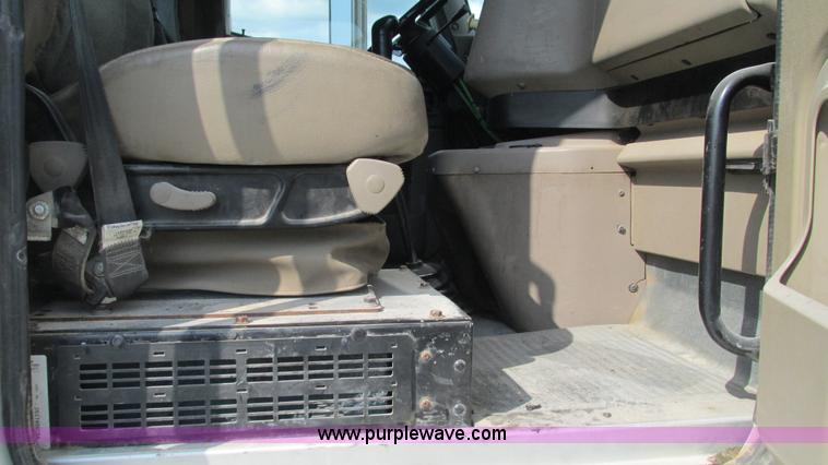 image for item L5270 2006 International 9400i semi truck