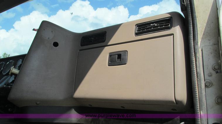 image for item L5270 2006 International 9400i semi truck