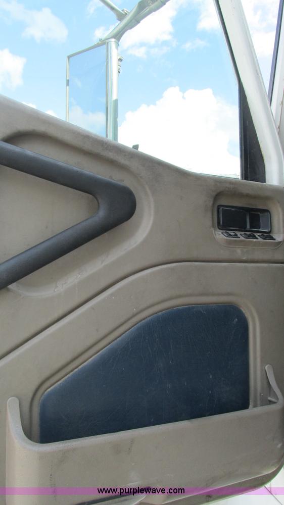 image for item L5270 2006 International 9400i semi truck