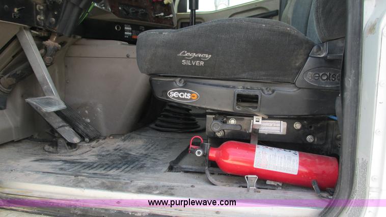 image for item L5270 2006 International 9400i semi truck