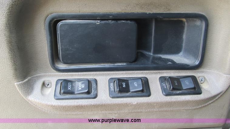 image for item L5270 2006 International 9400i semi truck