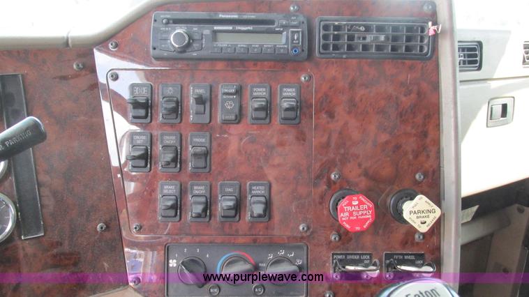 image for item L5270 2006 International 9400i semi truck