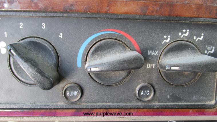 image for item L5270 2006 International 9400i semi truck