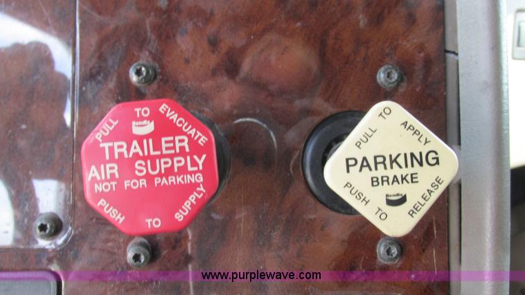 image for item L5270 2006 International 9400i semi truck