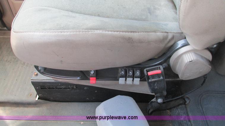 image for item L5270 2006 International 9400i semi truck