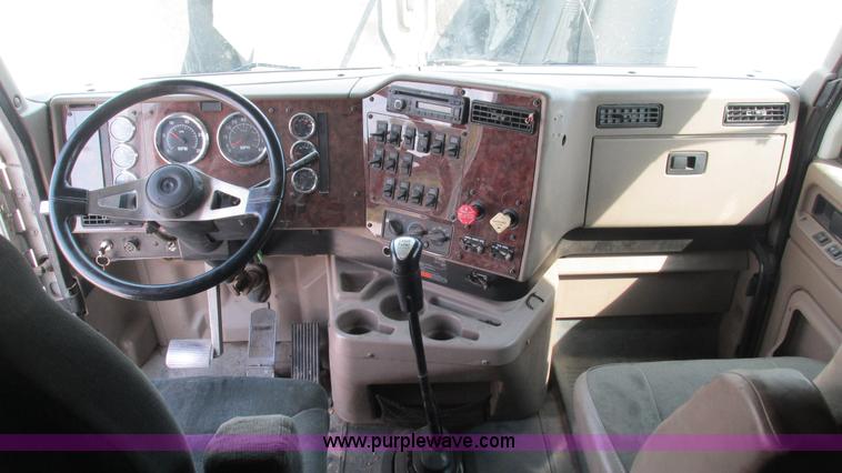 image for item L5270 2006 International 9400i semi truck