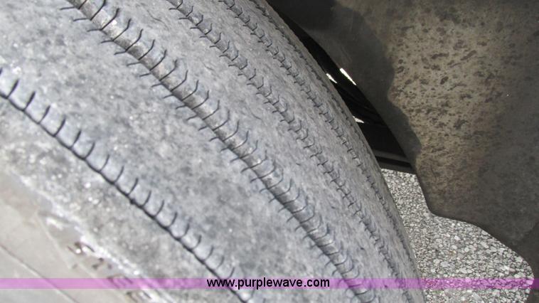 image for item L5271 2007 International 9400i semi truck