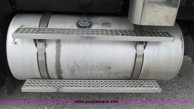 image for item L5271 2007 International 9400i semi truck