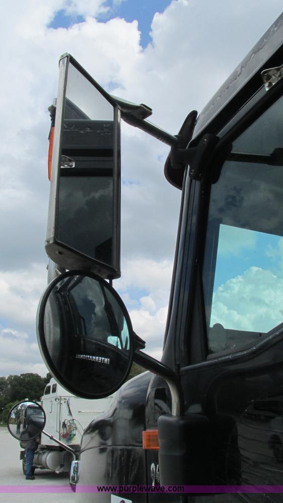 image for item L5271 2007 International 9400i semi truck