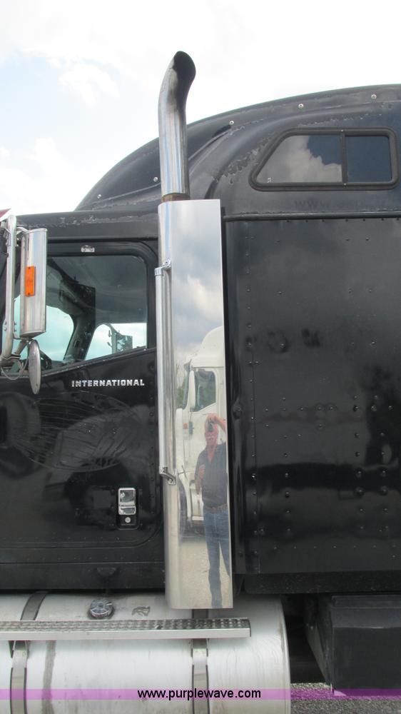 image for item L5271 2007 International 9400i semi truck